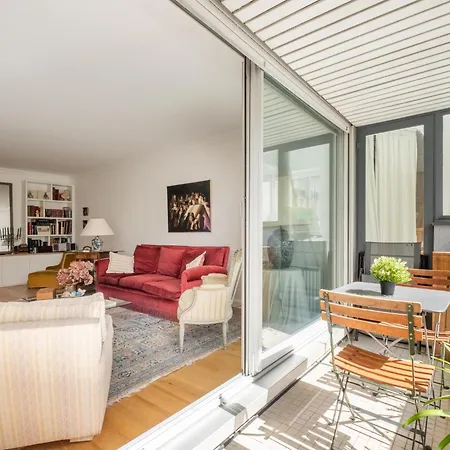 Veeve - Refined Retro Apartment